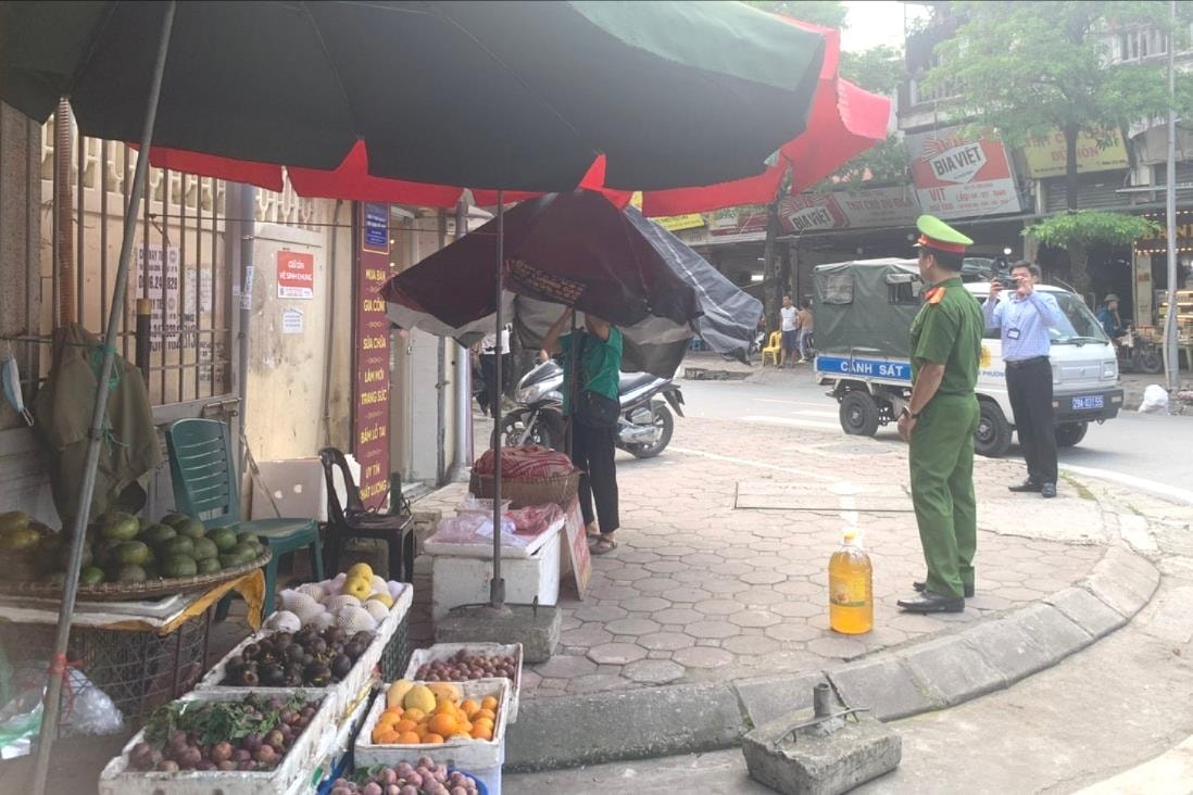 Phường Đống Đa kịp thời giải quyết việc Báo Hànộimới nêu về vi phạm trật tự đô thị- Ảnh 4.