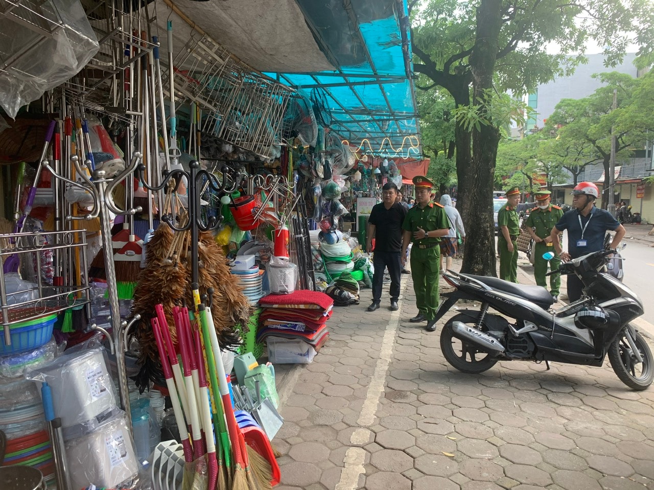 Phường Đống Đa kịp thời giải quyết việc Báo Hànộimới nêu về vi phạm trật tự đô thị- Ảnh 2.