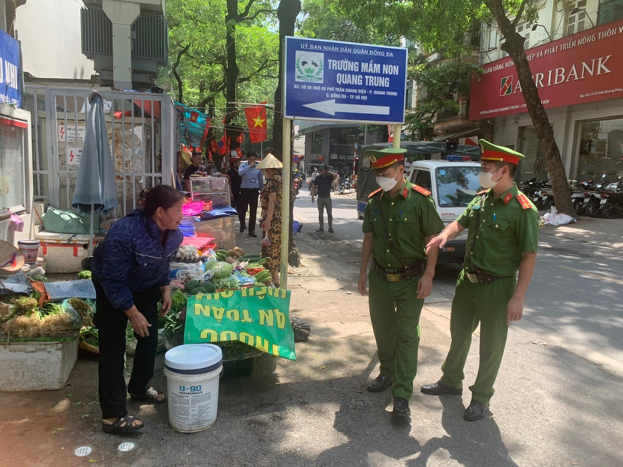 Phường Đống Đa kịp thời giải quyết việc Báo Hànộimới nêu về vi phạm trật tự đô thị- Ảnh 1.