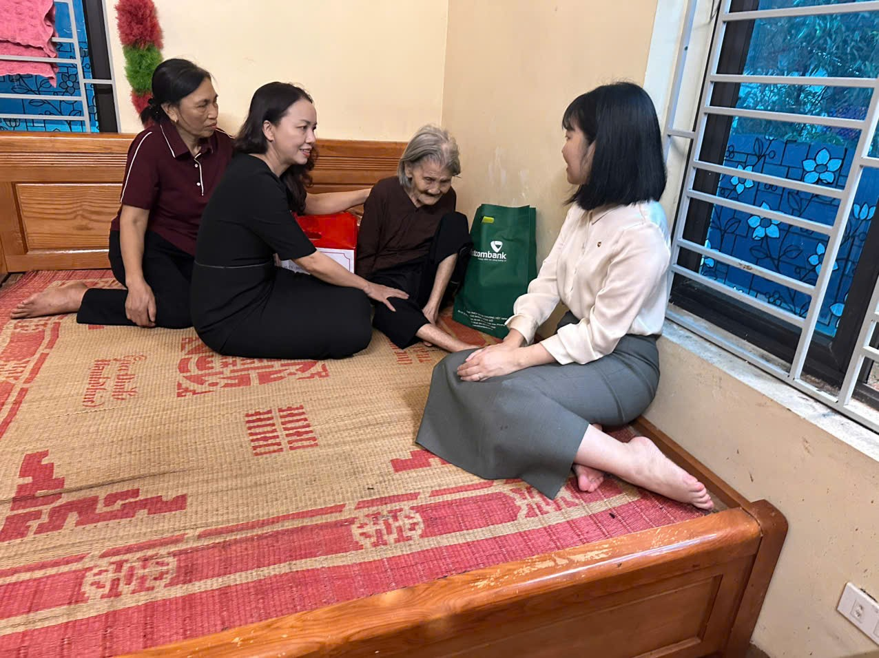Tặng sổ tiết kiệm và quà tri ân người có công, gia đình chính sách trên địa bàn Tân Lập, xã Ô Diên- Ảnh 1.