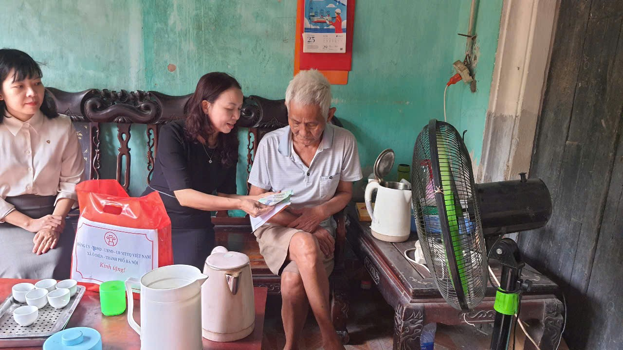 Tặng sổ tiết kiệm và quà tri ân người có công, gia đình chính sách trên địa bàn Tân Lập, xã Ô Diên- Ảnh 2.