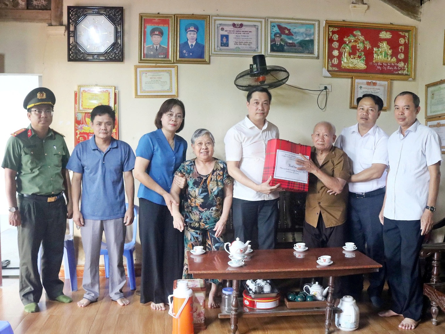 Xã Xuân Mai tổ chức 4 đoàn thăm, tặng quà người có công với cách mạng và thân nhân liệt sĩ tiêu biểu nhân dịp kỷ niệm 78 năm ngày thương binh liệt sĩ- Ảnh 8.