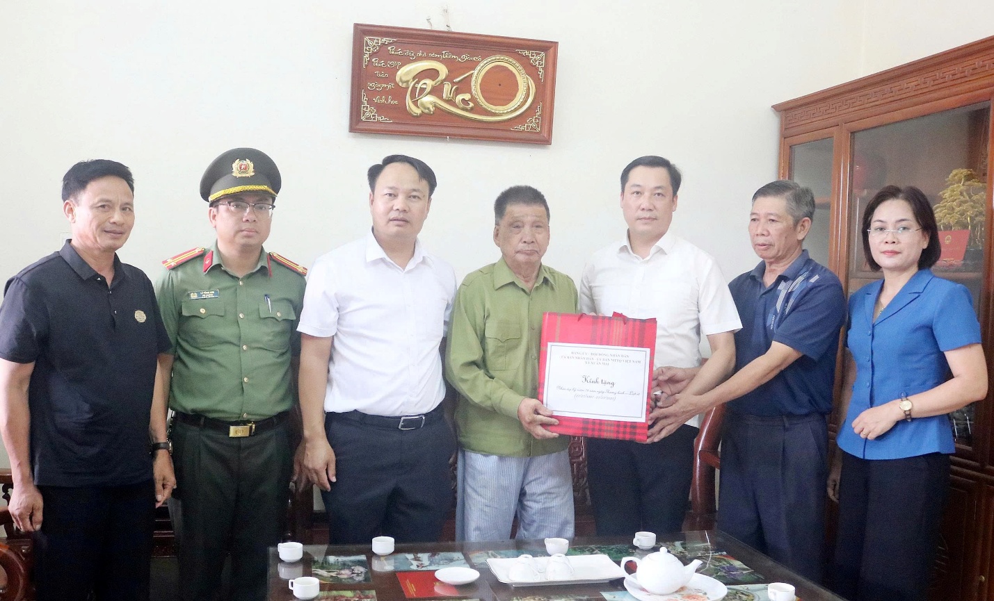 Xã Xuân Mai tổ chức 4 đoàn thăm, tặng quà người có công với cách mạng và thân nhân liệt sĩ tiêu biểu nhân dịp kỷ niệm 78 năm ngày thương binh liệt sĩ- Ảnh 9.
