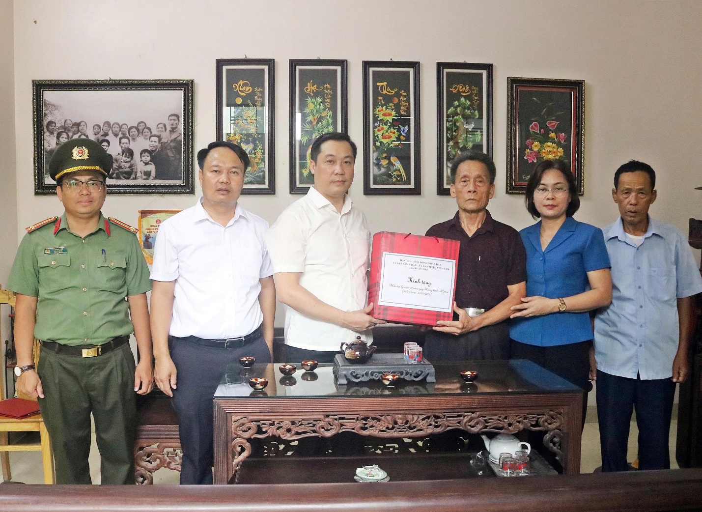 Xã Xuân Mai tổ chức 4 đoàn thăm, tặng quà người có công với cách mạng và thân nhân liệt sĩ tiêu biểu nhân dịp kỷ niệm 78 năm ngày thương binh liệt sĩ- Ảnh 10.