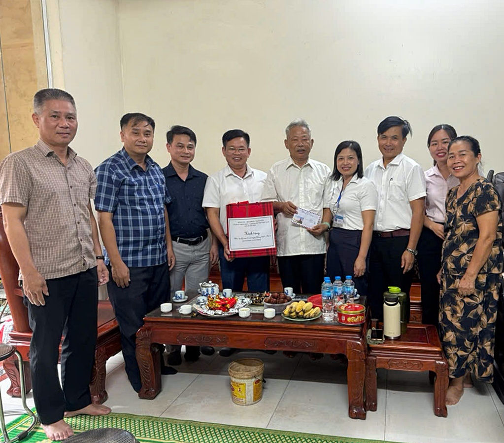 Xã Xuân Mai tổ chức 4 đoàn thăm, tặng quà người có công với cách mạng và thân nhân liệt sĩ tiêu biểu nhân dịp kỷ niệm 78 năm ngày thương binh liệt sĩ- Ảnh 12.