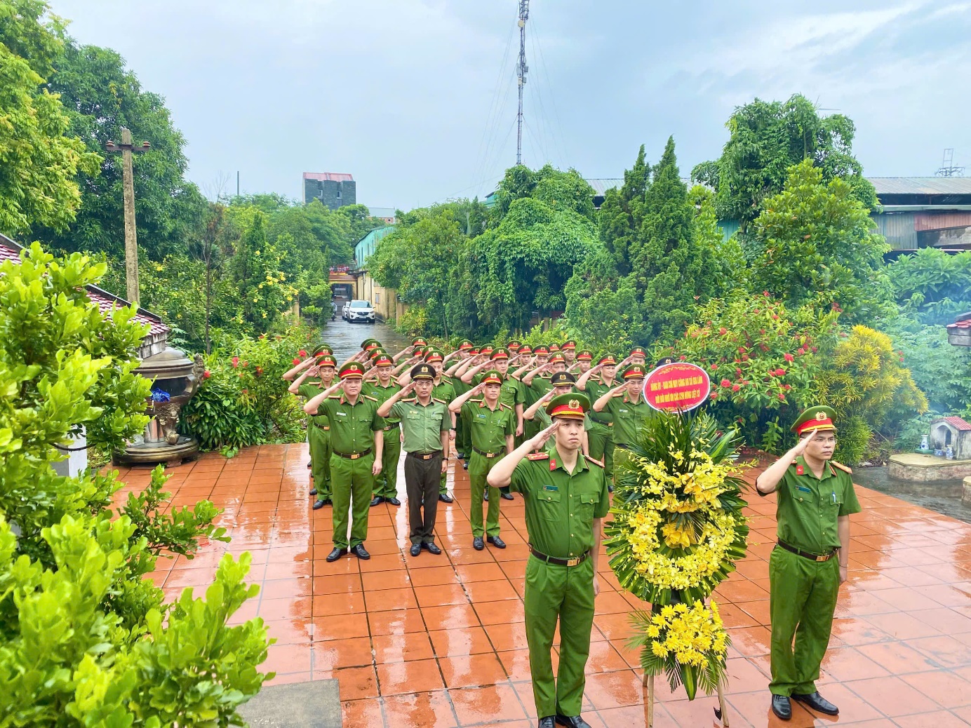 CÔNG AN XÃ GIA LÂM TỔ CHỨC DÂNG HƯƠNG VÀ THĂM HỎI CÁC GIA ĐÌNH LIỆT SĨ NHÂN KỶ NIỆM 27/7- Ảnh 1.