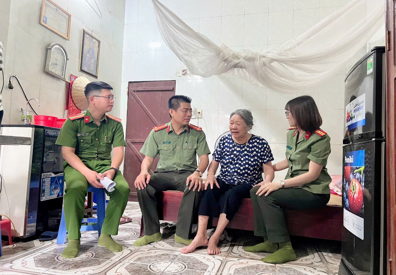 CÔNG AN XÃ GIA LÂM TỔ CHỨC DÂNG HƯƠNG VÀ THĂM HỎI CÁC GIA ĐÌNH LIỆT SĨ NHÂN KỶ NIỆM 27/7- Ảnh 4.