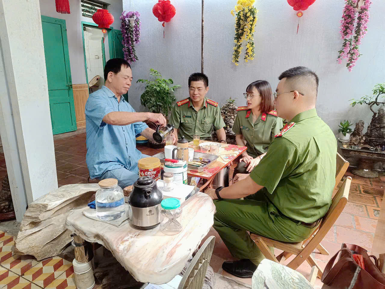 CÔNG AN XÃ GIA LÂM TỔ CHỨC DÂNG HƯƠNG VÀ THĂM HỎI CÁC GIA ĐÌNH LIỆT SĨ NHÂN KỶ NIỆM 27/7- Ảnh 5.