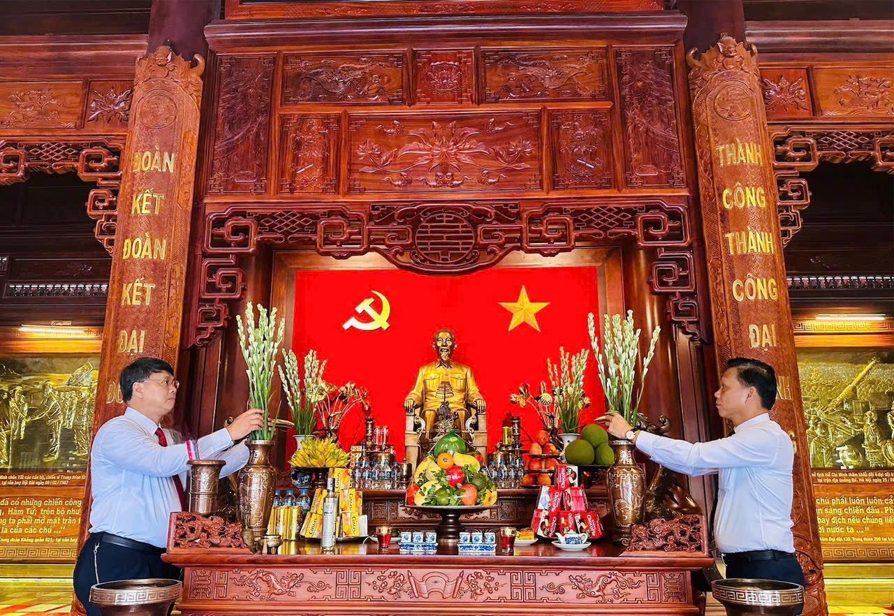ĐOÀN ĐẠI BIỂU PHƯỜNG PHƯƠNG LIỆT DÂNG HƯƠNG TƯỞNG NIỆM CHỦ TỊCH HỒ CHÍ MINH VÀ CÁC ANH HÙNG LIỆT SỸ NHÂN DỊP KỶ NIỆM 78 NĂM NGÀY THƯƠNG BINH LIỆT SĨ (27/7/1947-27/7/2025)- Ảnh 2.