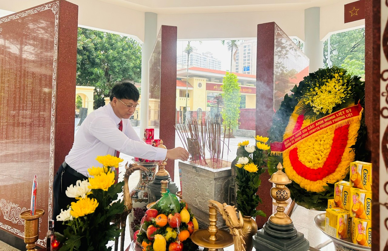 ĐOÀN ĐẠI BIỂU PHƯỜNG PHƯƠNG LIỆT DÂNG HƯƠNG TƯỞNG NIỆM CHỦ TỊCH HỒ CHÍ MINH VÀ CÁC ANH HÙNG LIỆT SỸ NHÂN DỊP KỶ NIỆM 78 NĂM NGÀY THƯƠNG BINH LIỆT SĨ (27/7/1947-27/7/2025)- Ảnh 3.