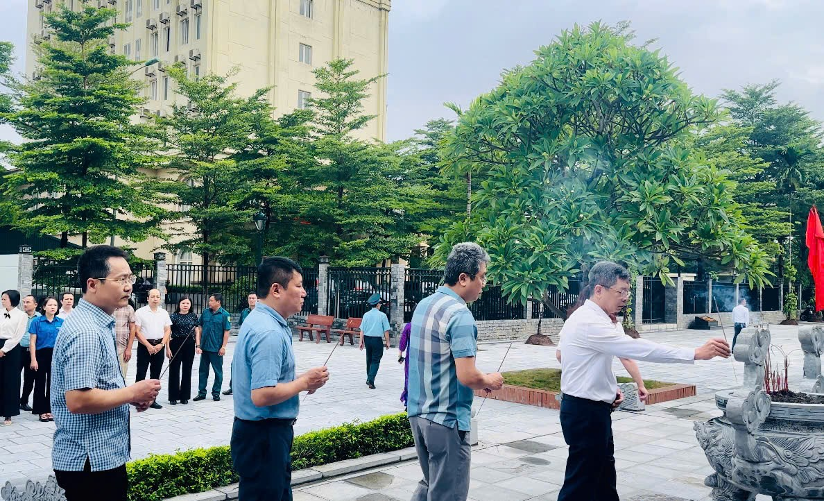 ĐOÀN ĐẠI BIỂU PHƯỜNG PHƯƠNG LIỆT DÂNG HƯƠNG TƯỞNG NIỆM CHỦ TỊCH HỒ CHÍ MINH VÀ CÁC ANH HÙNG LIỆT SỸ NHÂN DỊP KỶ NIỆM 78 NĂM NGÀY THƯƠNG BINH LIỆT SĨ (27/7/1947-27/7/2025)- Ảnh 5.