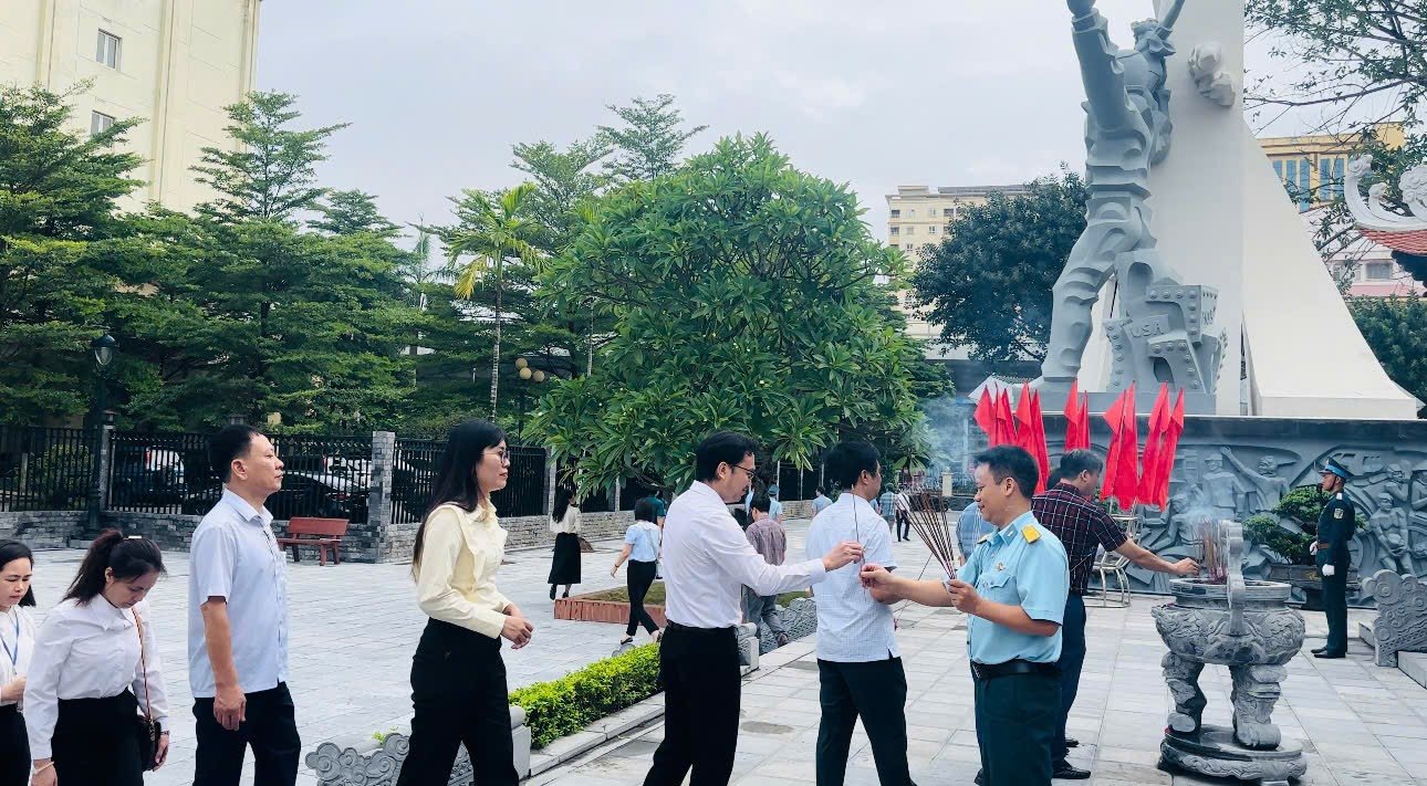ĐOÀN ĐẠI BIỂU PHƯỜNG PHƯƠNG LIỆT DÂNG HƯƠNG TƯỞNG NIỆM CHỦ TỊCH HỒ CHÍ MINH VÀ CÁC ANH HÙNG LIỆT SỸ NHÂN DỊP KỶ NIỆM 78 NĂM NGÀY THƯƠNG BINH LIỆT SĨ (27/7/1947-27/7/2025)- Ảnh 6.