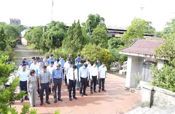 Lãnh đạo xã Gia Lâm dâng hương tưởng niệm các Anh hùng liệt sỹ nhân kỷ niệm Ngày Thương binh - Liệt sỹ 27/7- Ảnh 1.