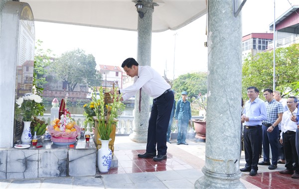 Lãnh đạo xã Gia Lâm dâng hương tưởng niệm các Anh hùng liệt sỹ nhân kỷ niệm Ngày Thương binh - Liệt sỹ 27/7- Ảnh 2.