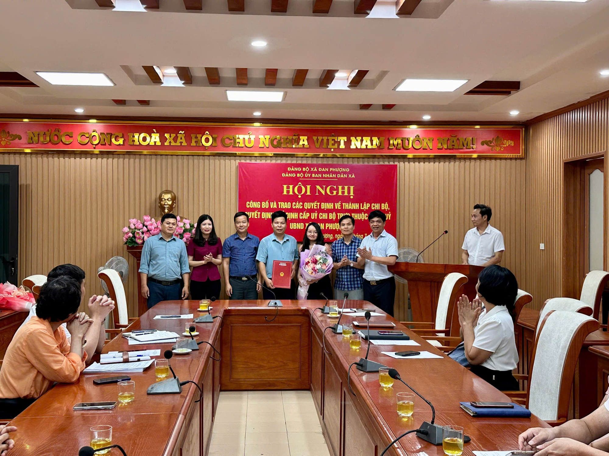Đảng bộ UBND xã Đan Phượng tổ chức Hội nghị Công bố và trao các quyết định thành lập Chi bộ, quyết định chỉ định cấp ủy trực thuộc Đảng ủy UBND xã- Ảnh 1.