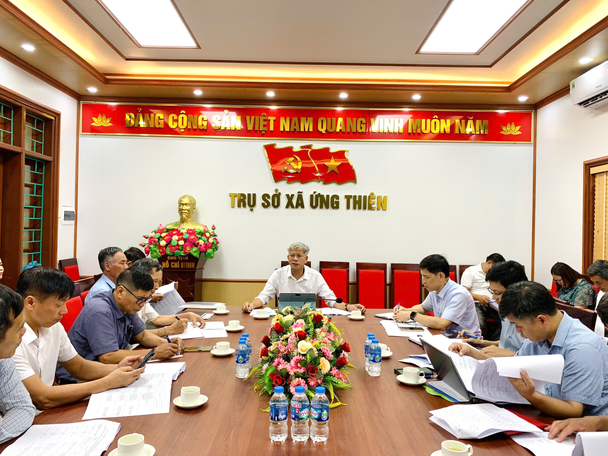 Hội nghị xét duyệt hỗ trợ xây dựng, cải tạo nhà ở cho người có công với cách mạng, thân nhân liệt sĩ tại xã Ứng Thiên- Ảnh 1.