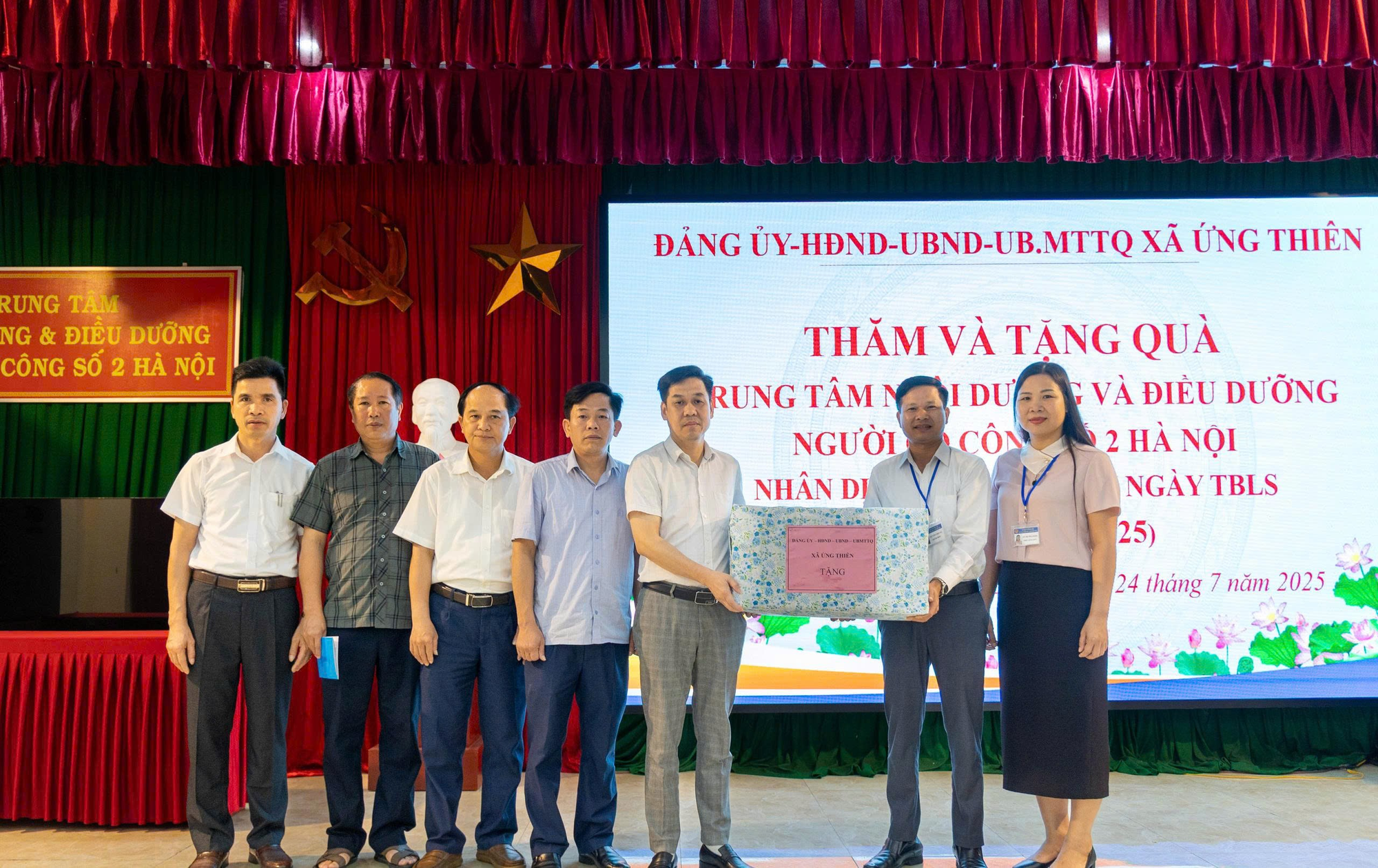 Đảng ủy - HĐND - UBND - UBMTTQ xã Ứng Thiên thăm và tặng quà Trung tâm nuôi dưỡng và điều dưỡng người có công số 2 Hà Nội nhân kỷ niệm 78 năm ngày Thương binh- Liệt sĩ- Ảnh 1.