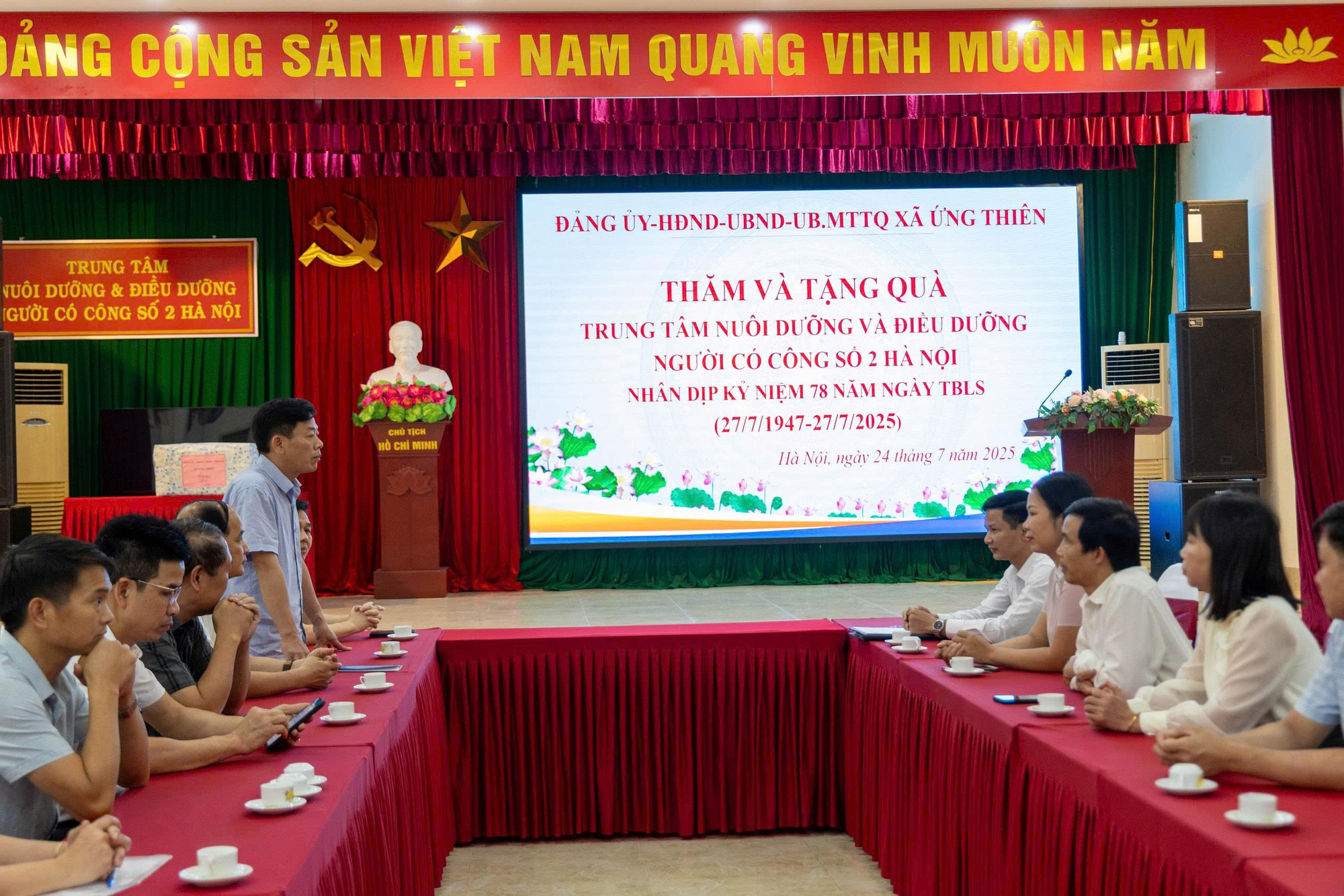 Đảng ủy - HĐND - UBND - UBMTTQ xã Ứng Thiên thăm và tặng quà Trung tâm nuôi dưỡng và điều dưỡng người có công số 2 Hà Nội nhân kỷ niệm 78 năm ngày Thương binh- Liệt sĩ- Ảnh 2.