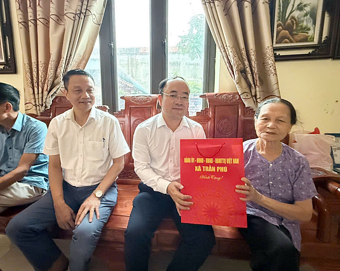 Xã Trần Phú: tổ chức thăm, tặng quà gia đình chính sách, người có công với cách mạng nhân kỷ niệm 78 năm Ngày thương binh, liệt sỹ- Ảnh 5.