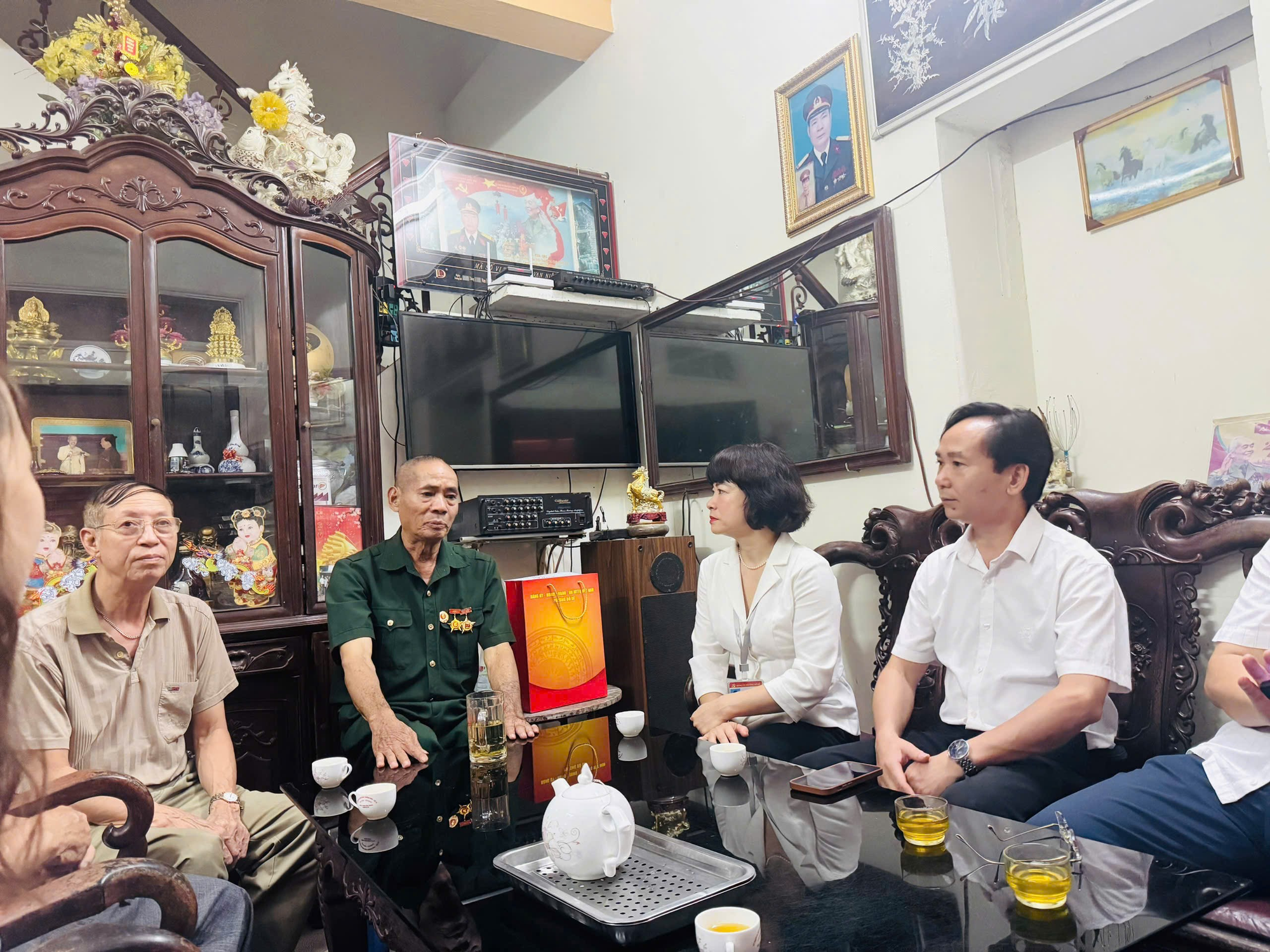 Phường Bồ Đề  thăm tặng quà tại nhà gia đình người có công nhân kỷ niệm 78 năm ngày Thương binh – Liệt sĩ- Ảnh 1.