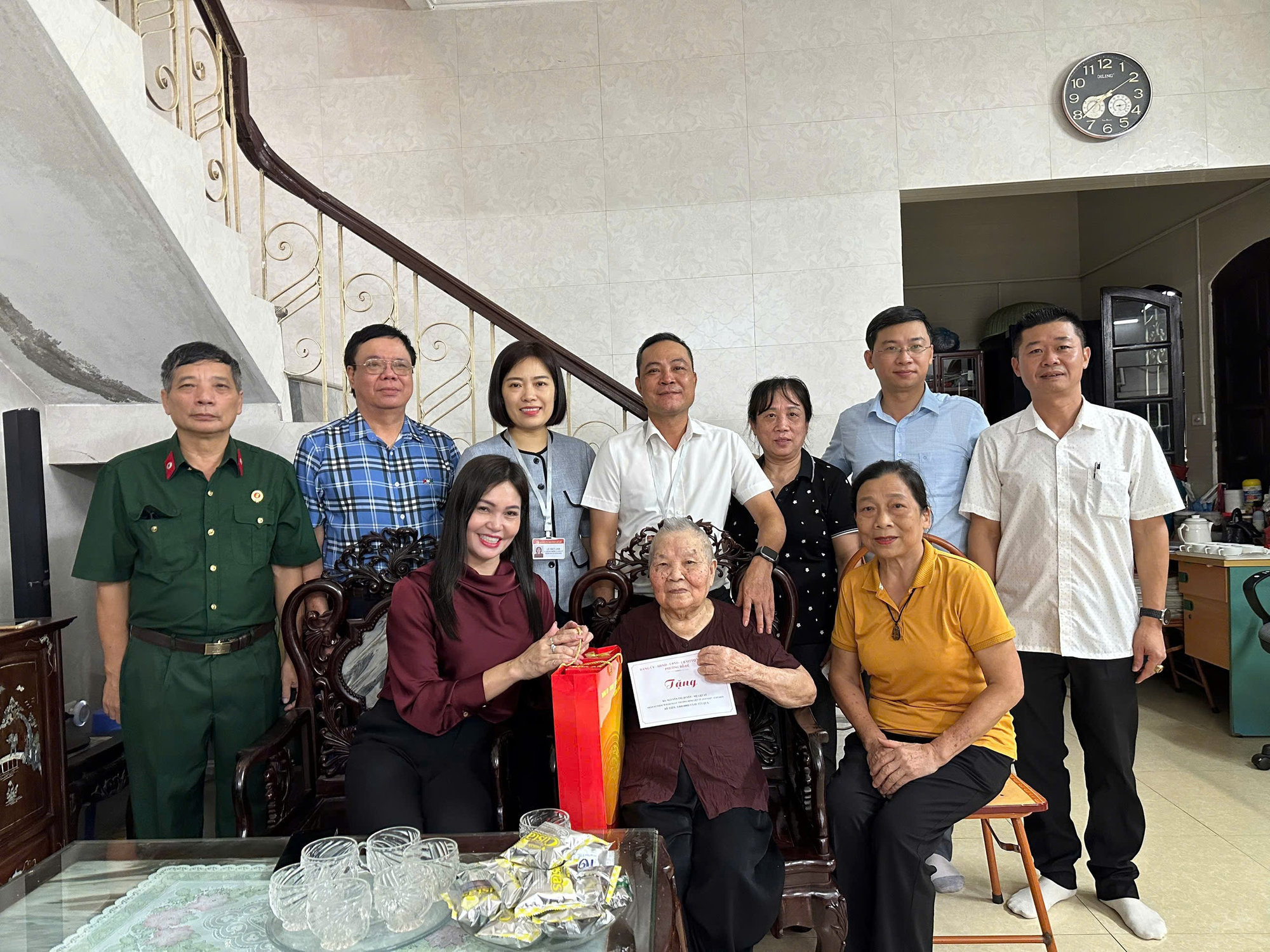 Phường Bồ Đề  thăm tặng quà tại nhà gia đình người có công nhân kỷ niệm 78 năm ngày Thương binh – Liệt sĩ- Ảnh 2.