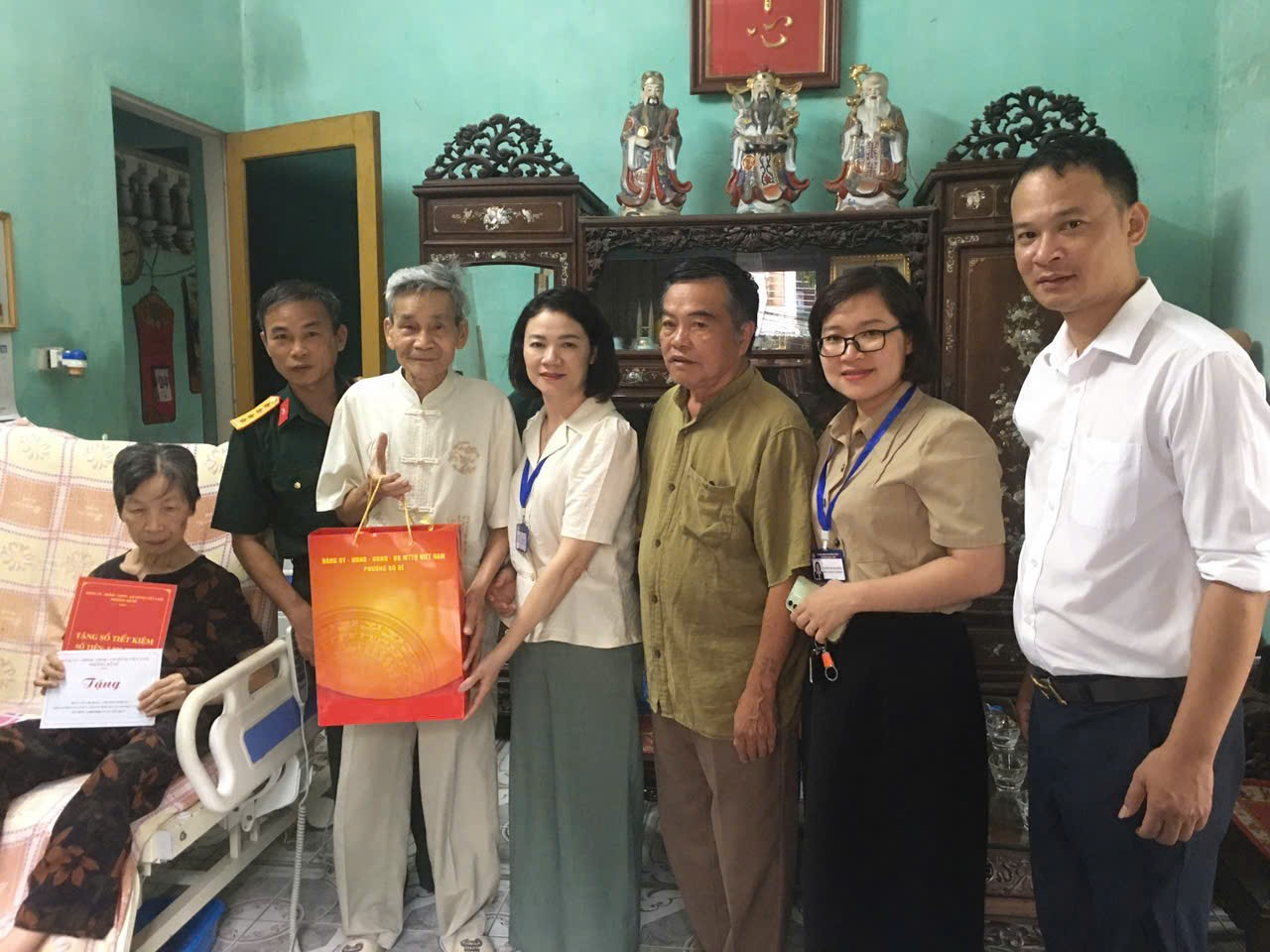 Phường Bồ Đề  thăm tặng quà tại nhà gia đình người có công nhân kỷ niệm 78 năm ngày Thương binh – Liệt sĩ- Ảnh 3.