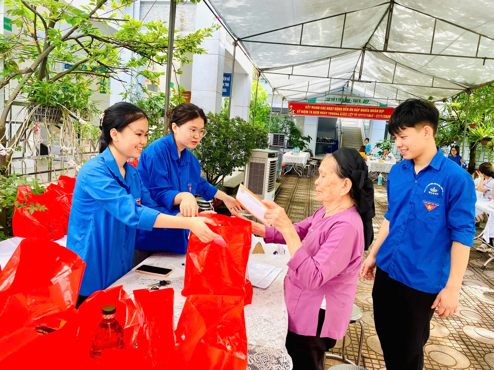 Tổ chức khám sức khoẻ và tặng quà Người có công nhân dịp kỷ niệm 78 năm ngày Thương binh Liệt sỹ 27/7- Ảnh 3.