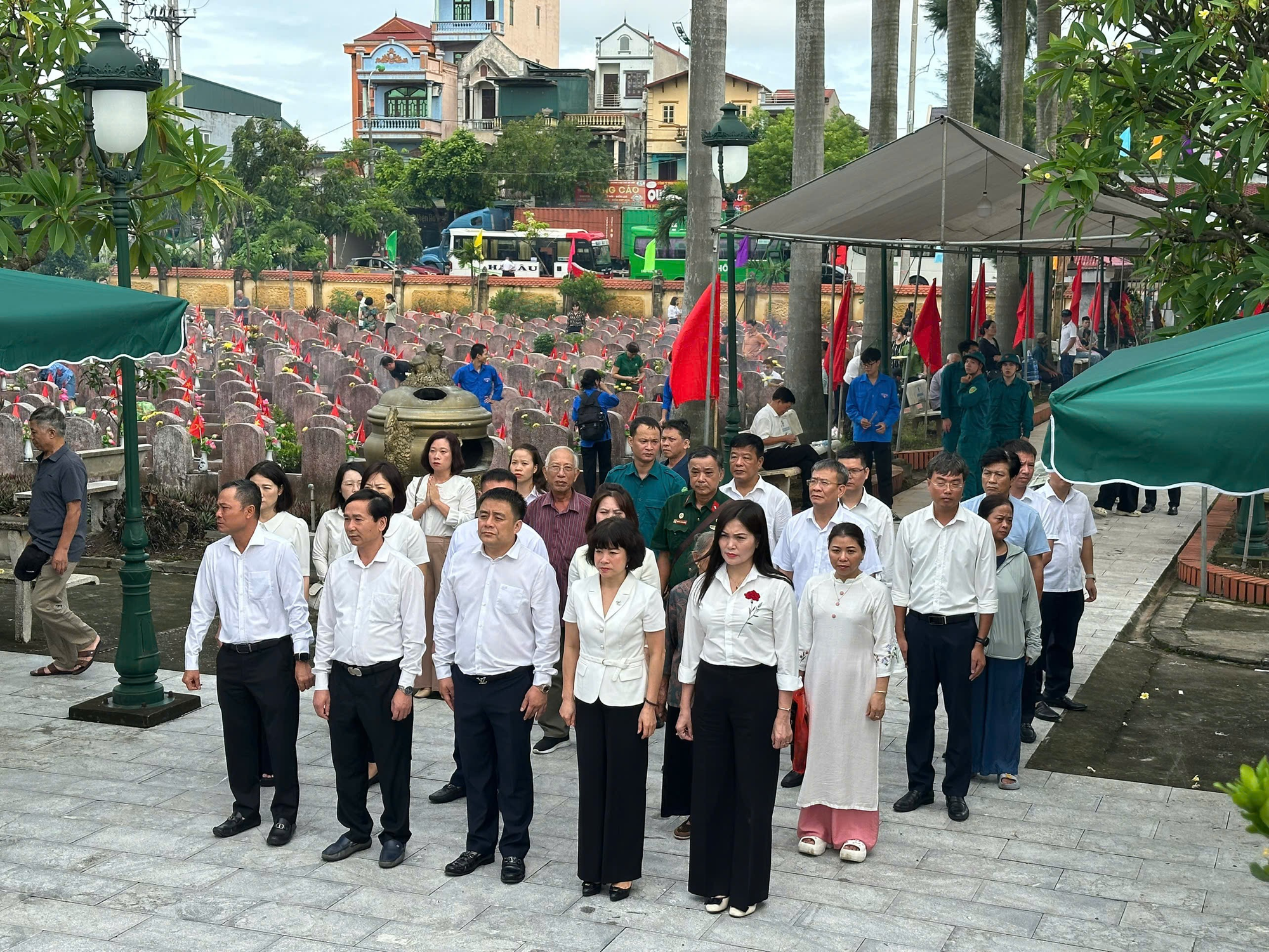 Phường Bồ Đề tổ chức đoàn viếng nghĩa trang Liệt sỹ nhân kỷ niệm 78 năm ngày 27/7.- Ảnh 1.