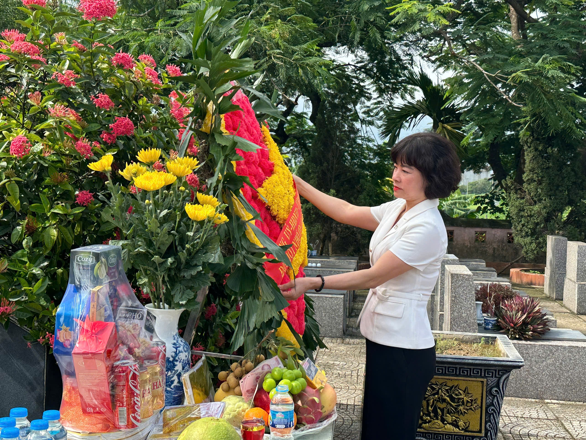 Phường Bồ Đề tổ chức đoàn viếng nghĩa trang Liệt sỹ nhân kỷ niệm 78 năm ngày 27/7.- Ảnh 2.