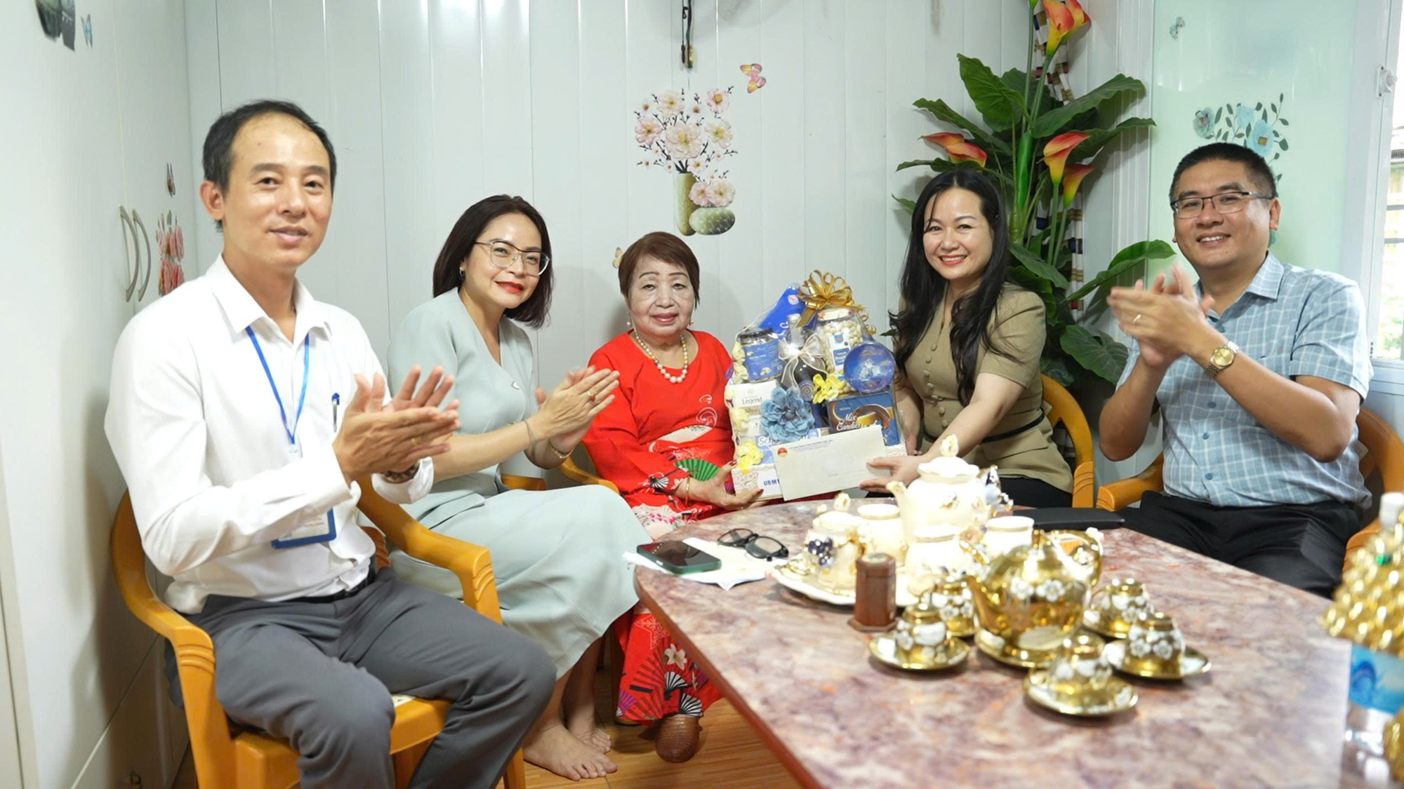 ĐẢNG ỦY – HĐND – UBND – UB MTTQ VIỆT NAM PHƯỜNG KIM LIÊN THĂM HỎI, TẶNG QUÀ GIA ĐÌNH CHÍNH SÁCH, NGƯỜI CÓ CÔNG VỚI CÁCH MẠNG NHÂN KỶ NIỆM 78 NĂM NGÀY THƯƠNG BINH – LIỆT SĨ- Ảnh 1.
