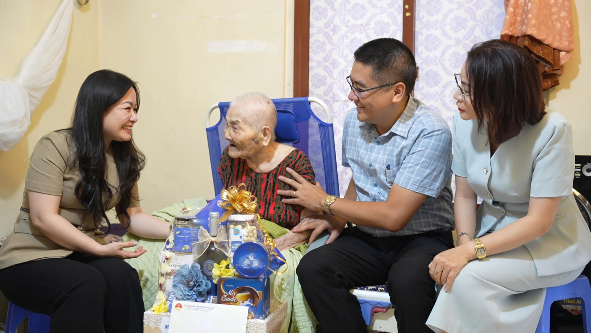 ĐẢNG ỦY – HĐND – UBND – UB MTTQ VIỆT NAM PHƯỜNG KIM LIÊN THĂM HỎI, TẶNG QUÀ GIA ĐÌNH CHÍNH SÁCH, NGƯỜI CÓ CÔNG VỚI CÁCH MẠNG NHÂN KỶ NIỆM 78 NĂM NGÀY THƯƠNG BINH – LIỆT SĨ- Ảnh 2.