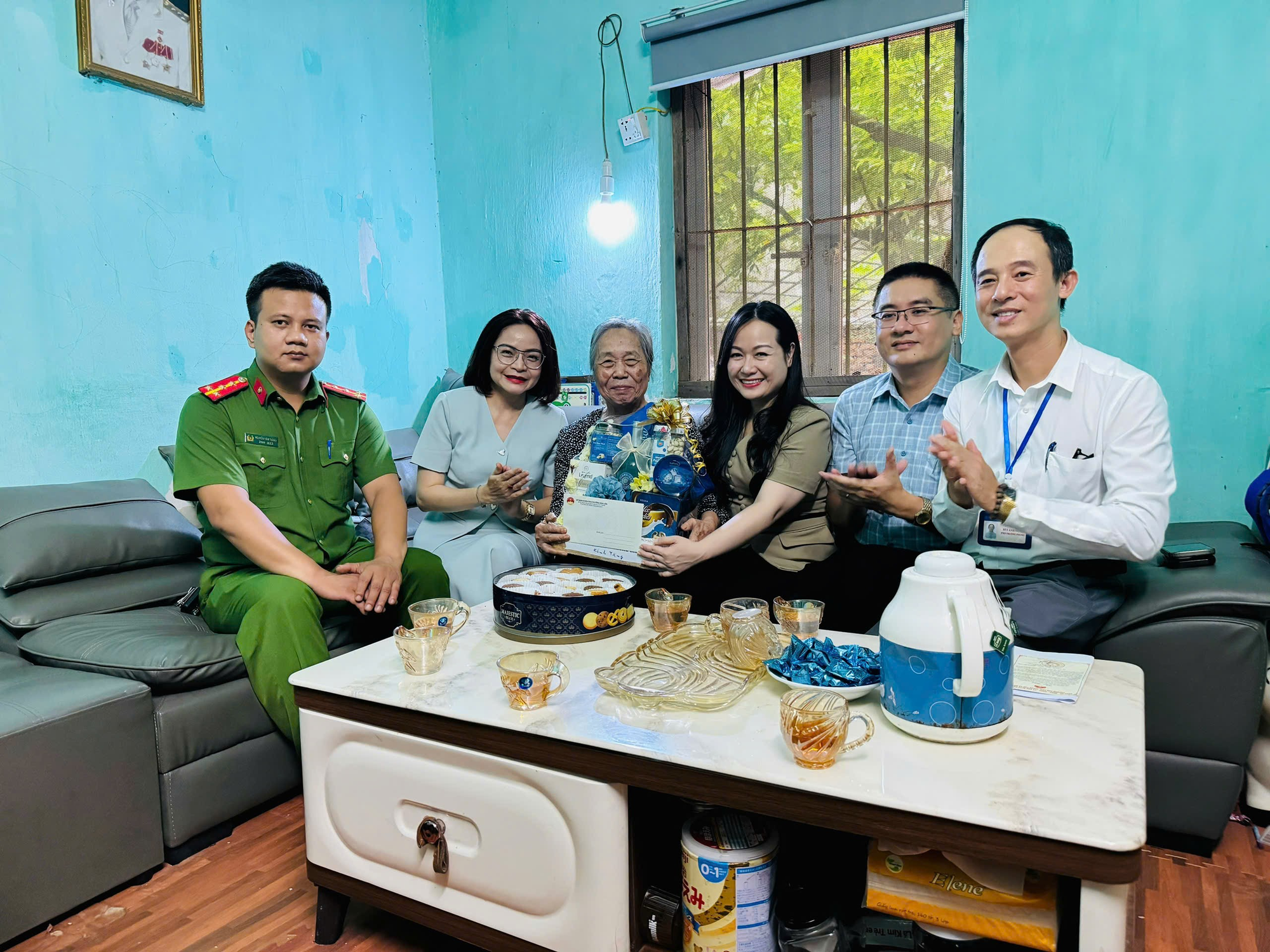 ĐẢNG ỦY – HĐND – UBND – UB MTTQ VIỆT NAM PHƯỜNG KIM LIÊN THĂM HỎI, TẶNG QUÀ GIA ĐÌNH CHÍNH SÁCH, NGƯỜI CÓ CÔNG VỚI CÁCH MẠNG NHÂN KỶ NIỆM 78 NĂM NGÀY THƯƠNG BINH – LIỆT SĨ- Ảnh 3.