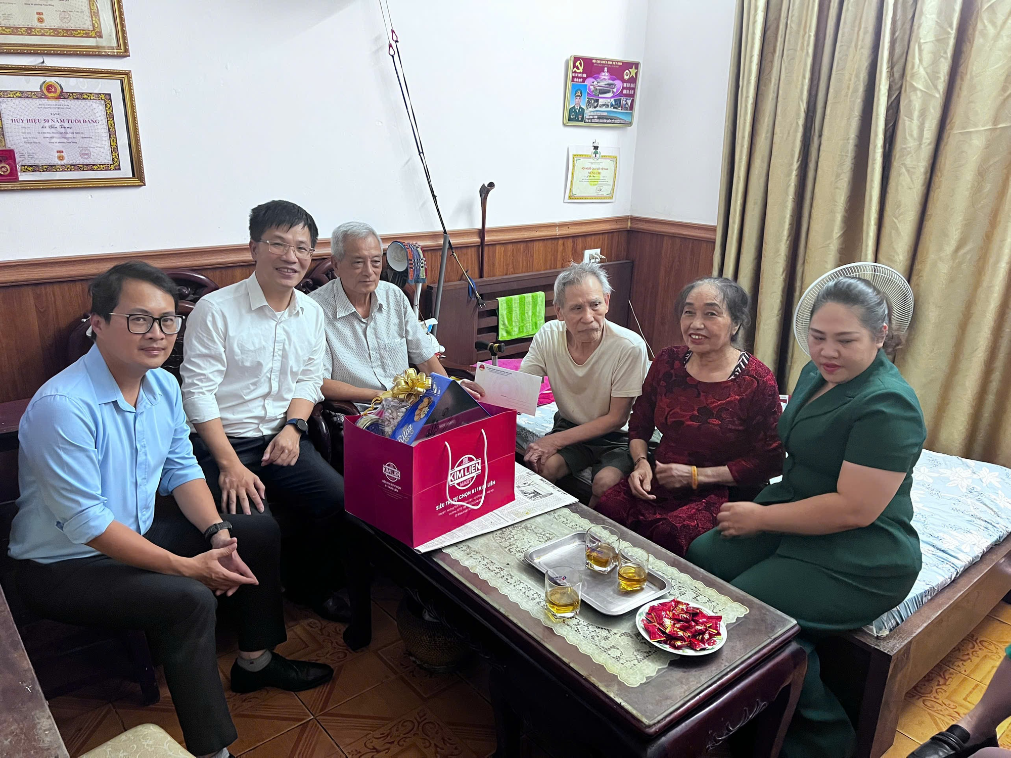 ĐẢNG ỦY – HĐND – UBND – UB MTTQ VIỆT NAM PHƯỜNG KIM LIÊN THĂM HỎI, TẶNG QUÀ GIA ĐÌNH CHÍNH SÁCH, NGƯỜI CÓ CÔNG VỚI CÁCH MẠNG NHÂN KỶ NIỆM 78 NĂM NGÀY THƯƠNG BINH – LIỆT SĨ- Ảnh 5.