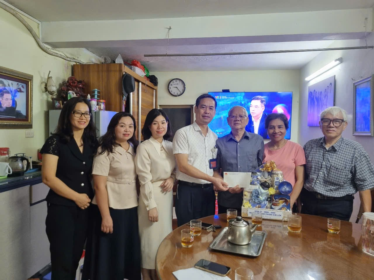 ĐẢNG ỦY – HĐND – UBND – UB MTTQ VIỆT NAM PHƯỜNG KIM LIÊN THĂM HỎI, TẶNG QUÀ GIA ĐÌNH CHÍNH SÁCH, NGƯỜI CÓ CÔNG VỚI CÁCH MẠNG NHÂN KỶ NIỆM 78 NĂM NGÀY THƯƠNG BINH – LIỆT SĨ- Ảnh 6.