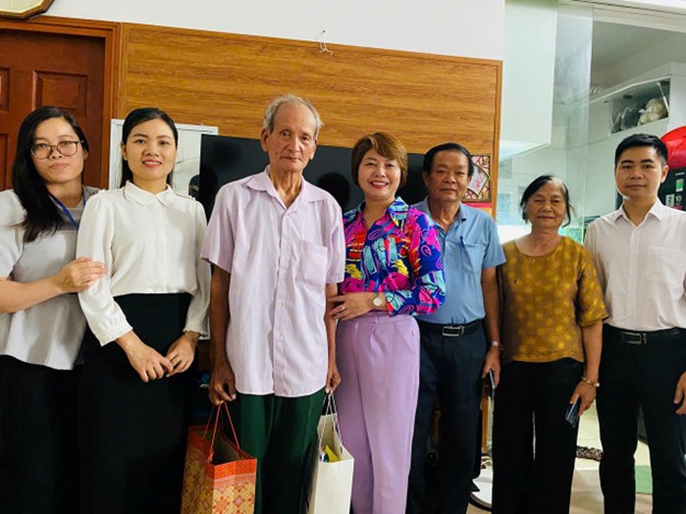 Phường Đại Mỗ thăm, tặng quà các gia đình chính sách tiêu biểu- Ảnh 10.