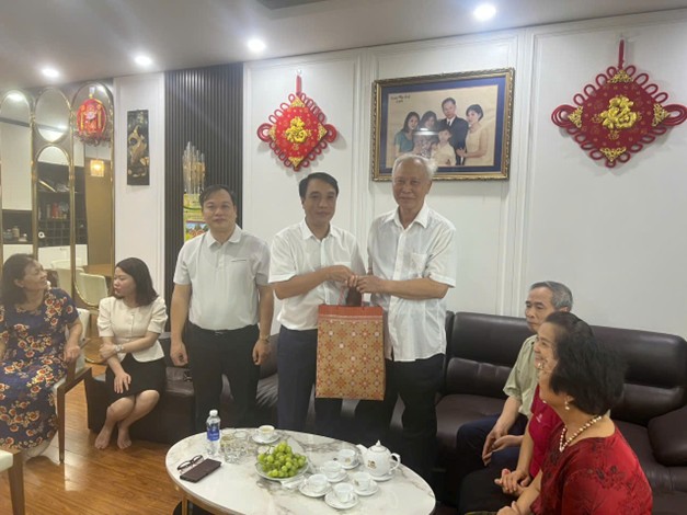 Phường Đại Mỗ thăm, tặng quà các gia đình chính sách tiêu biểu- Ảnh 5.