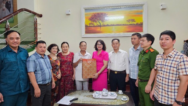 Phường Đại Mỗ thăm, tặng quà các gia đình chính sách tiêu biểu- Ảnh 6.