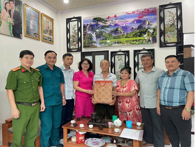 Phường Đại Mỗ thăm, tặng quà các gia đình chính sách tiêu biểu- Ảnh 8.