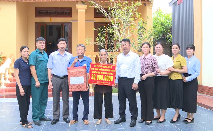 Đoàn công tác số 3 – UBND xã Phúc Lộc thăm, tặng quà đối tượng chính sách tiêu biểu trên địa bàn- Ảnh 1.