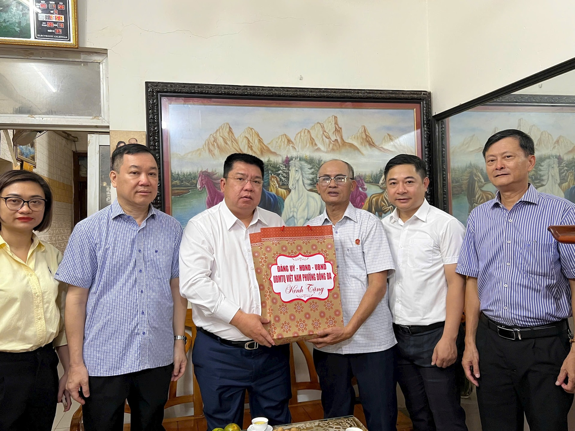Phường Đống Đa: Dâng hương tưởng niệm các anh hùng, liệt sĩ- Ảnh 4.