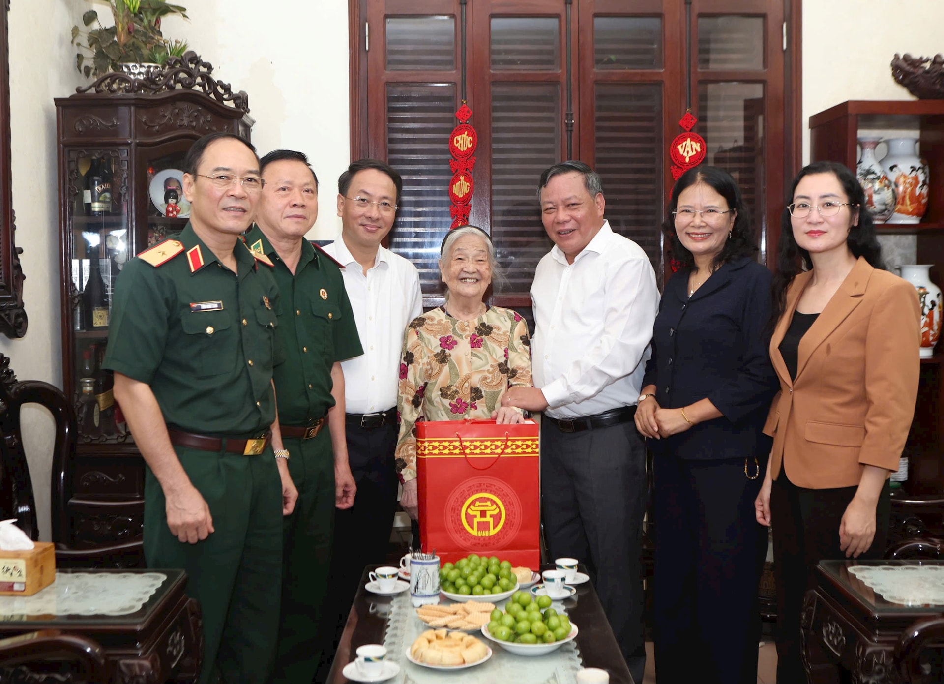 Đồng chí Nguyễn Văn Phong thăm, tặng quà người có công tiêu biểu phường Đống Đa- Ảnh 2.