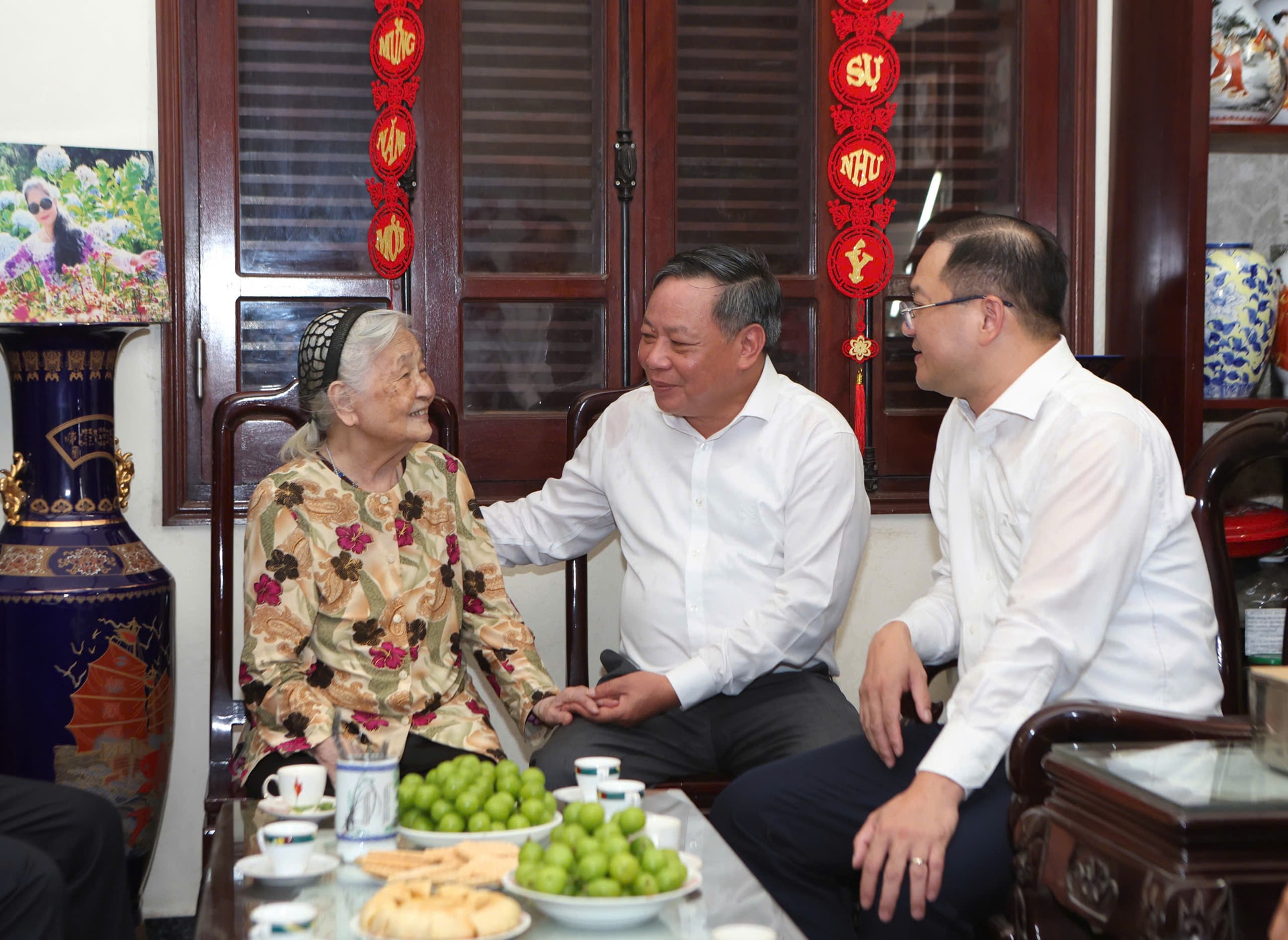 Đồng chí Nguyễn Văn Phong thăm, tặng quà người có công tiêu biểu phường Đống Đa- Ảnh 1.