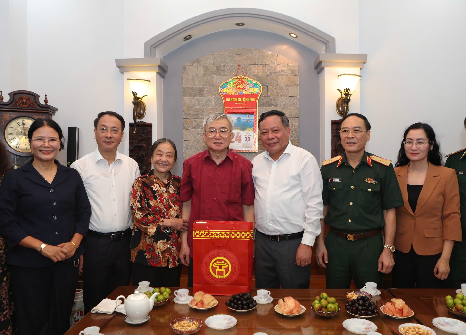 Đồng chí Nguyễn Văn Phong thăm, tặng quà người có công tiêu biểu phường Đống Đa- Ảnh 3.