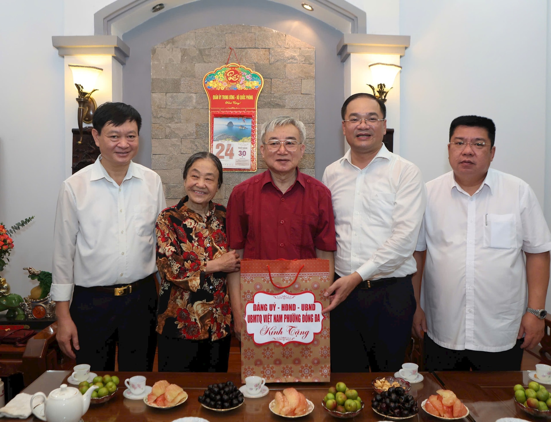 Đồng chí Nguyễn Văn Phong thăm, tặng quà người có công tiêu biểu phường Đống Đa- Ảnh 4.