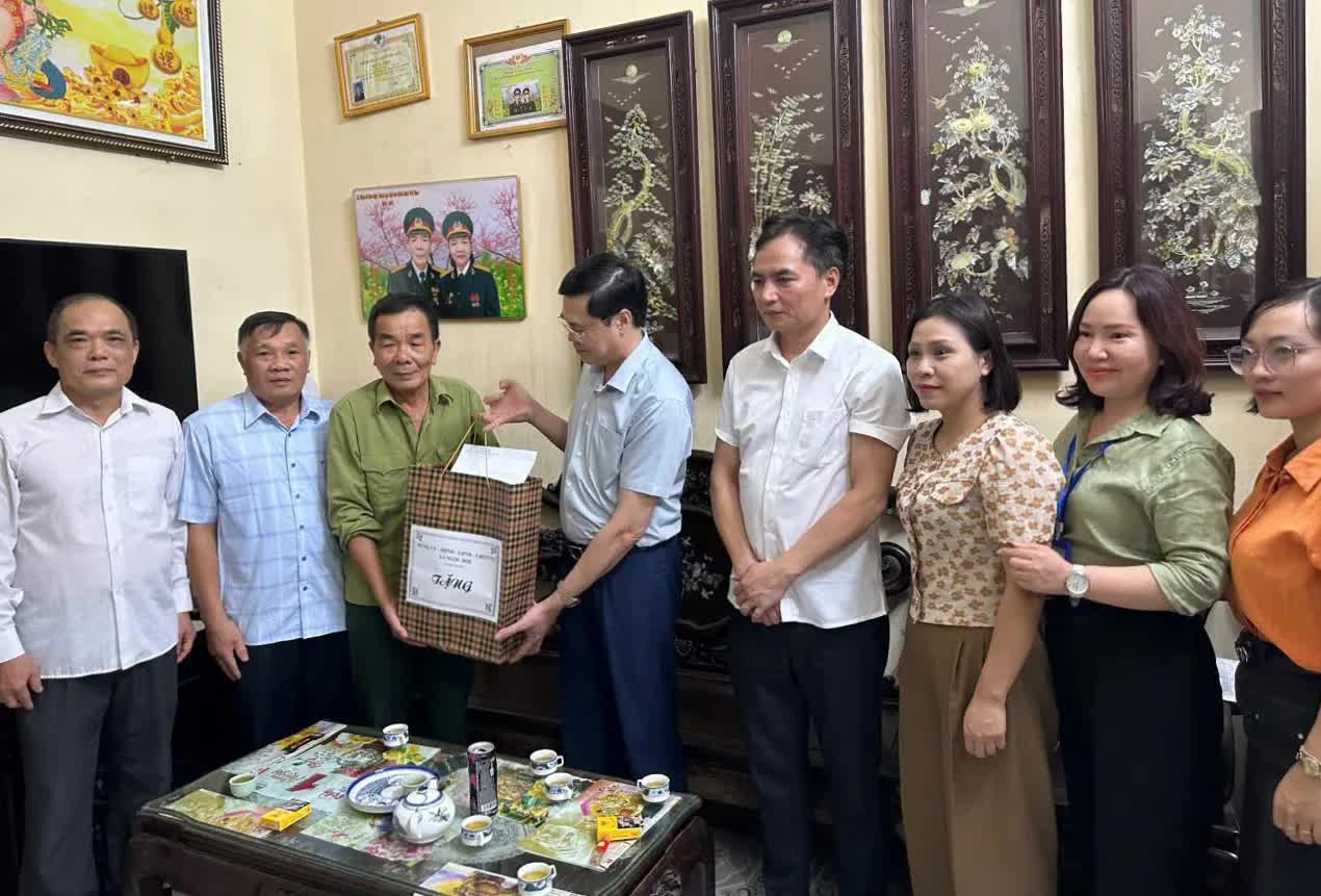 Lãnh đạo xã Ngọc Hồi thăm, tặng quà các thương, bệnh binh, gia đình chính sách tiêu biểu- Ảnh 2.