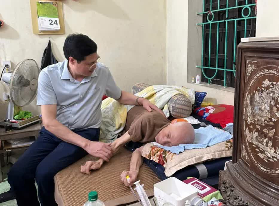 Lãnh đạo xã Ngọc Hồi thăm, tặng quà các thương, bệnh binh, gia đình chính sách tiêu biểu- Ảnh 1.