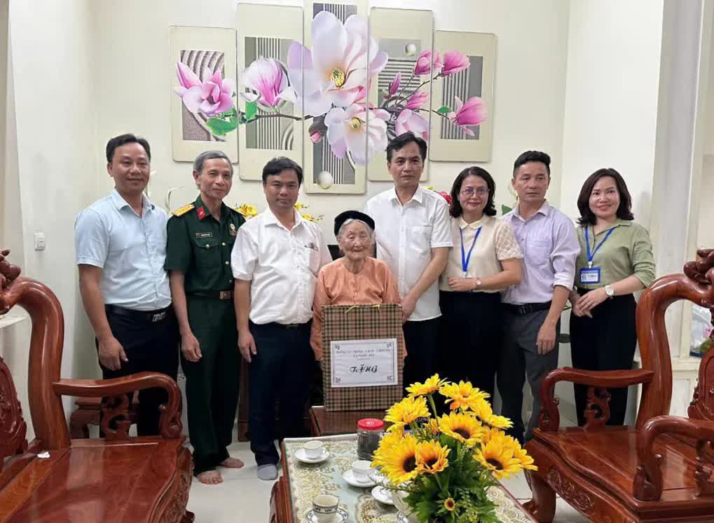 Lãnh đạo xã Ngọc Hồi thăm, tặng quà các thương, bệnh binh, gia đình chính sách tiêu biểu- Ảnh 7.