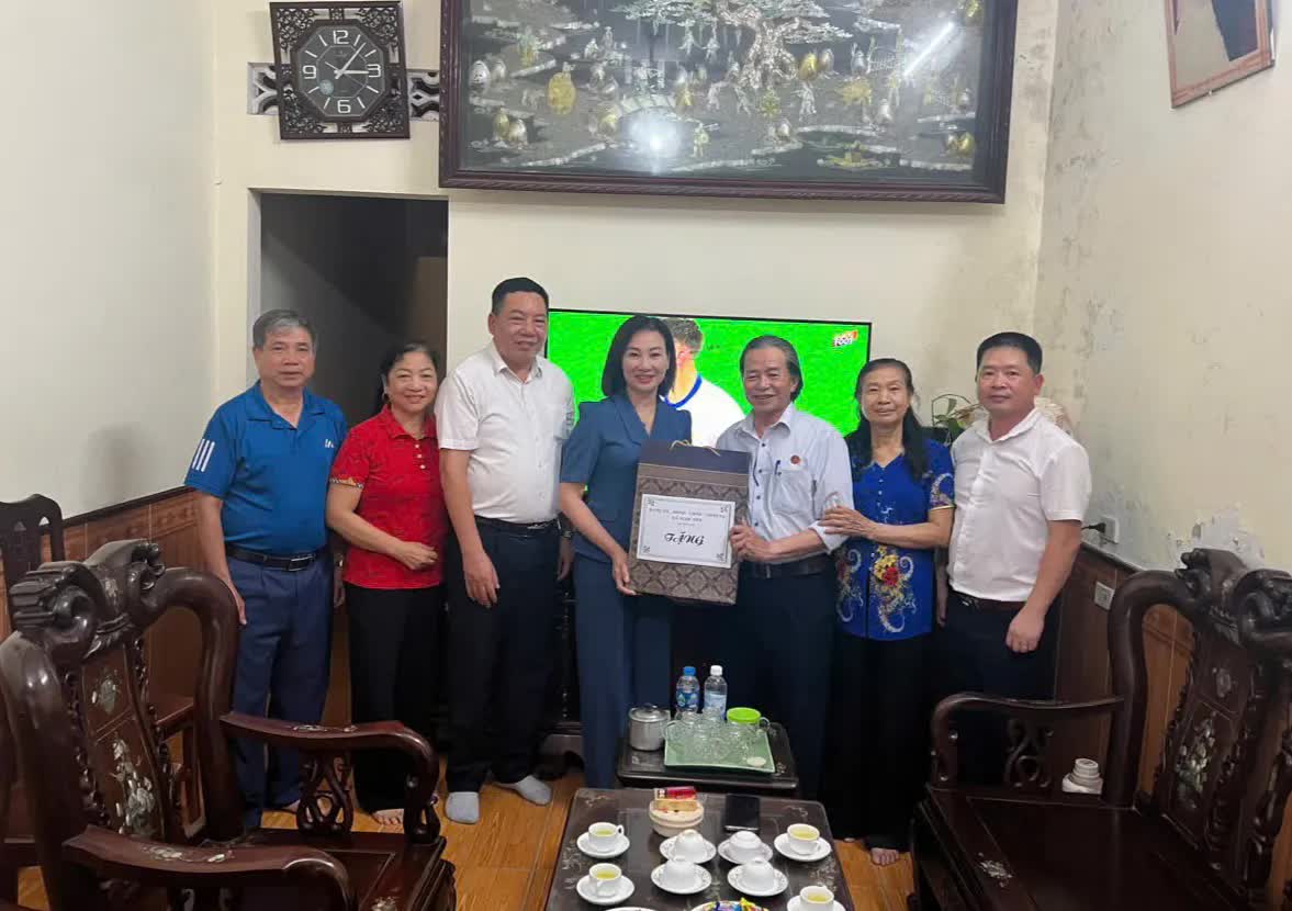 Lãnh đạo xã Ngọc Hồi thăm, tặng quà các thương, bệnh binh, gia đình chính sách tiêu biểu- Ảnh 6.