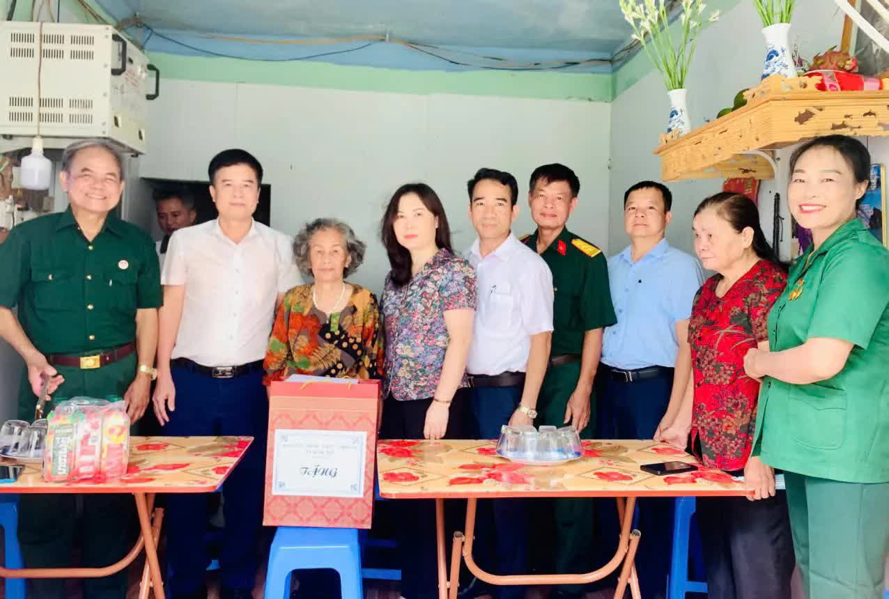 Lãnh đạo xã Ngọc Hồi thăm, tặng quà các thương, bệnh binh, gia đình chính sách tiêu biểu- Ảnh 11.