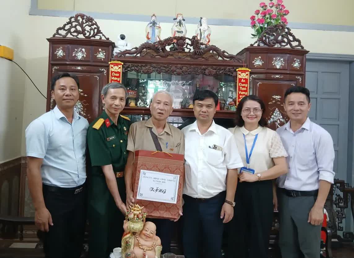 Lãnh đạo xã Ngọc Hồi thăm, tặng quà các thương, bệnh binh, gia đình chính sách tiêu biểu- Ảnh 10.